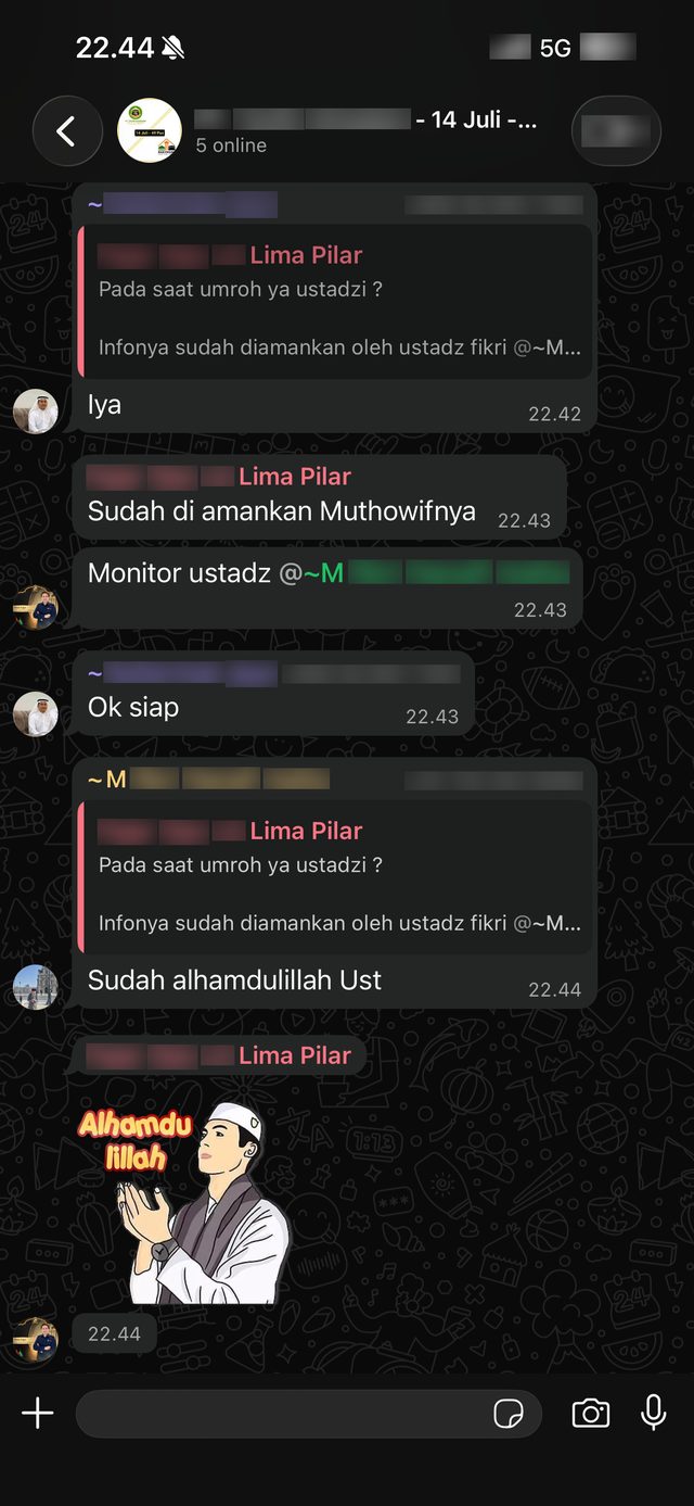Muthowif memantau dan mengamankan jemaah saat ibadah umroh