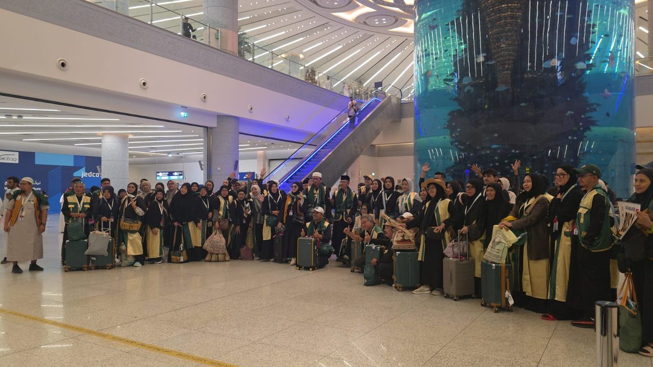 Rombongan jemaah umroh menyambut kedatangan di Bandara Internasional Jeddah