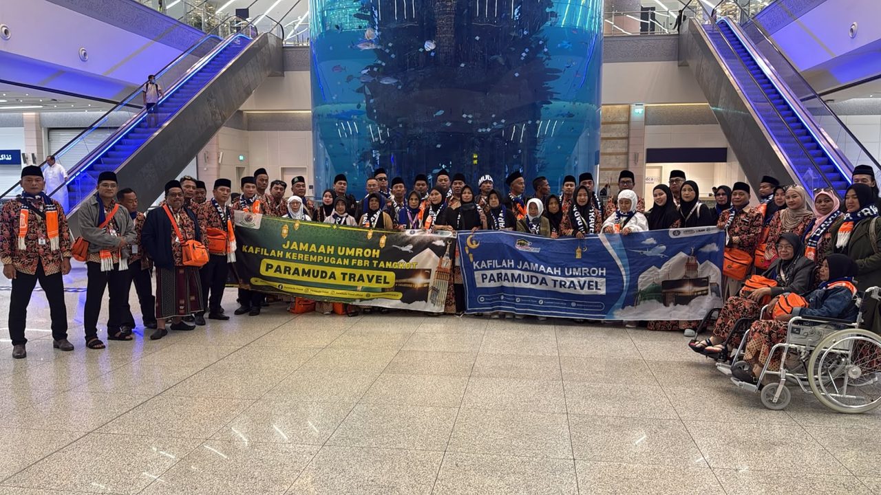 Jemaah umroh Paramuda Travel berfoto bersama di Bandara Jeddah