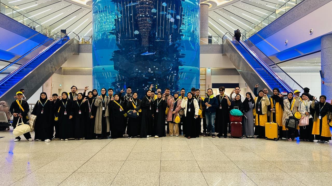 Rombongan jemaah umroh berfoto di area kedatangan Bandara Jeddah