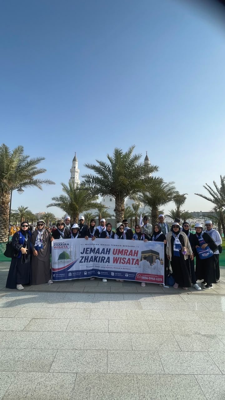 Jemaah Umrah Zhakira Wisata berfoto di Madinah
